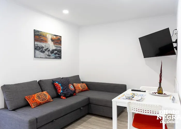 House By Pontanegraazores * アングラ・ド・エロイーズモ